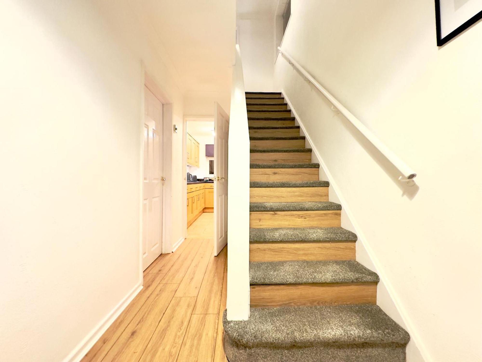 Rnm - Business Professionals Ready, Cost Effective For Large Stays! 3 Bedroom Lounge, Private Access & Entire Place, Kitchen & Washroom With Amenities, Smart Tv, Easy Access, Fast Wifi, Large Driveway, Great Transport Links, Near Worcester Hospital A ウスター エクステリア 写真