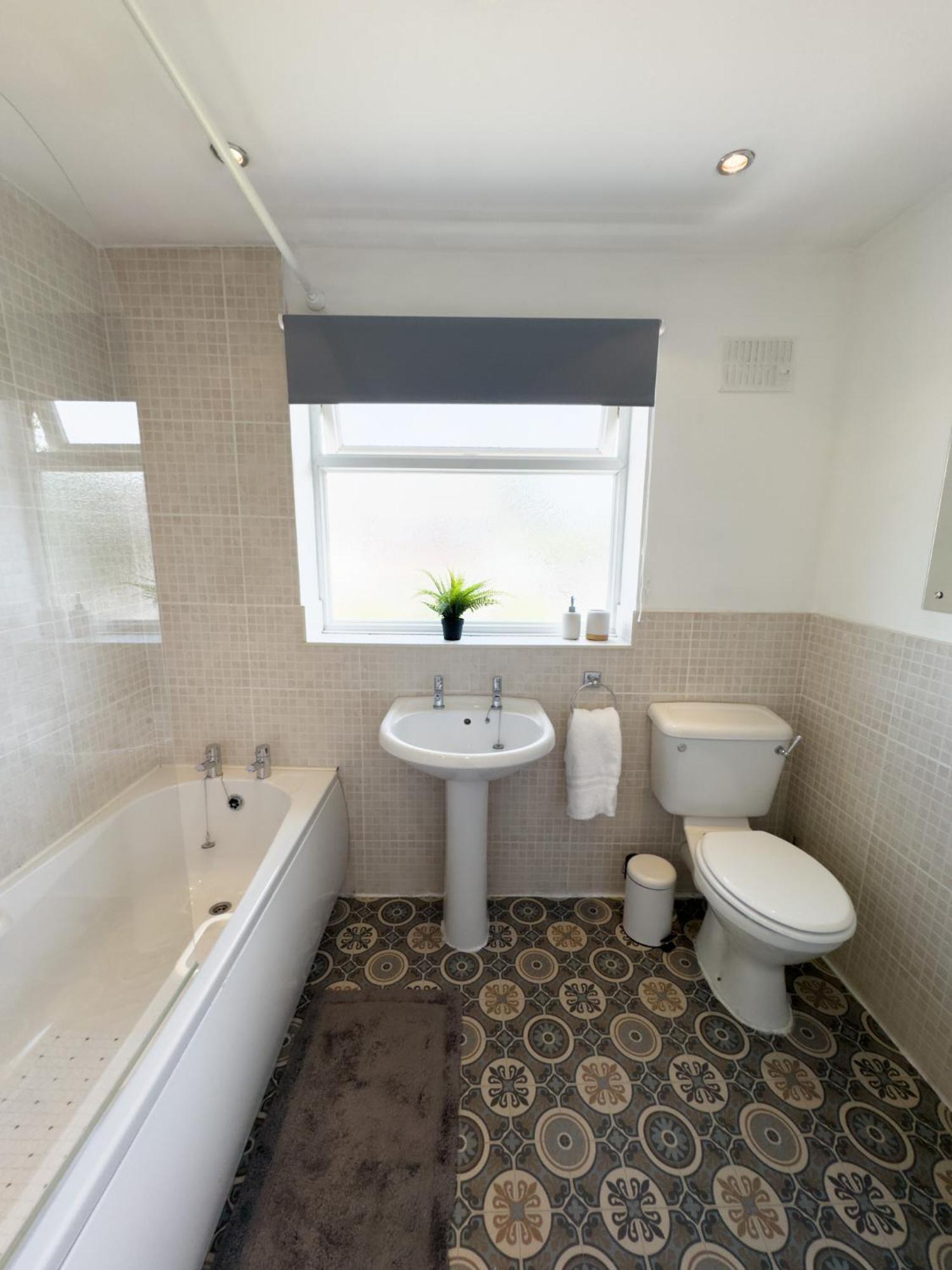 Rnm - Business Professionals Ready, Cost Effective For Large Stays! 3 Bedroom Lounge, Private Access & Entire Place, Kitchen & Washroom With Amenities, Smart Tv, Easy Access, Fast Wifi, Large Driveway, Great Transport Links, Near Worcester Hospital A ウスター エクステリア 写真